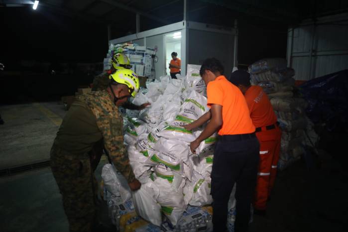Estamentos de seguridad como el Servicio Nacional de Fronteras y el Sistema Nacional de Protección Civil fungen como voluntarios para el armado de las bolsas.