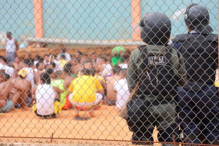 Las investigaciones buscan determinar cómo un operativo interno terminó en disturbios, daños a la infraestructura y una evasión masiva de reclusos.
