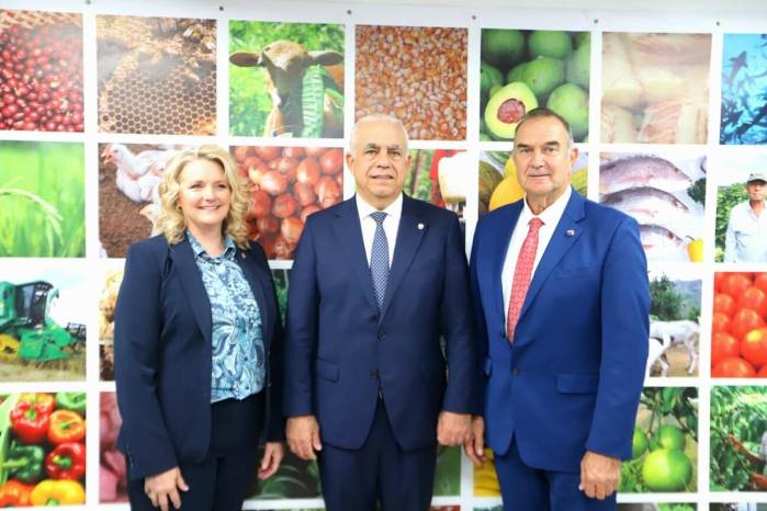 Chris Chinn, directora del Departamento de Agricultura de Missouri, el ministro de Desarrollo Agropecuario, Roberto Linares y el gobernador de Missouri, Mike Kehoe, tras la reunión en la sede del MIDA, en Panamá.