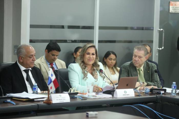 Shirley Castañeda, presidenta de la Asamblea junto a Manuel Cohen Salerno (izquierda) y el diputado Luis E. Camacho (derecha).