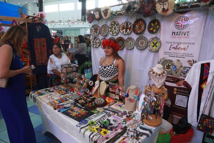 Los artesanos indígenas fabrican y venden artesanías muy buscadas por los turistas.