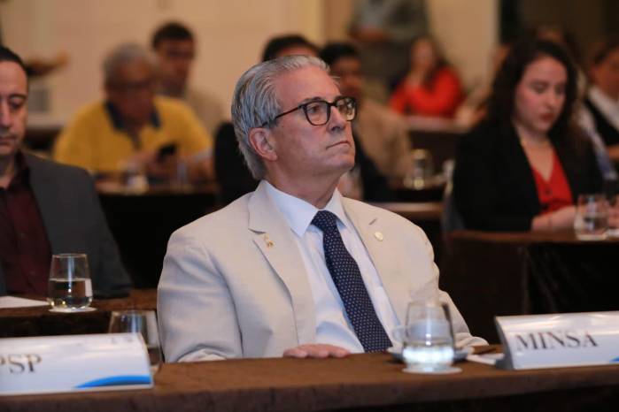 Fernando Boyd Galindo, ministro de Salud en la licitación.
