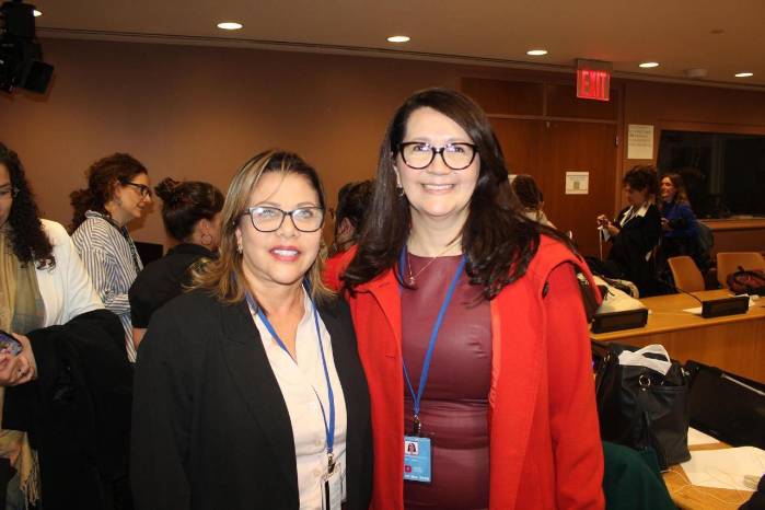 Mirthia Borissoff, secretaria general del Ministerio de la Mujer (izq.) junto a Eutália Barbosa, secretaria ejecutiva del brasileño Ministerio de la Mujer (der.).
