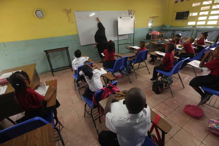 Más de 800.000 estudiantes del sector público se ven afectados por la combinación de recortes presupuestarios, baja ejecución de proyectos y aulas en precario estado en el país.
