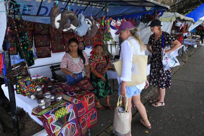 Dos turistas realizan compras de artículos panameños en el Casco Antiguo.
