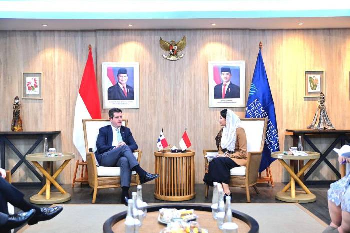El viceministro de Relaciones Exteriores, Carlos A. Hoyos, durante la reunión de trabajo con la viceministra de Comercio de Indonesia, Dyah Roro Esti Widya Putri.