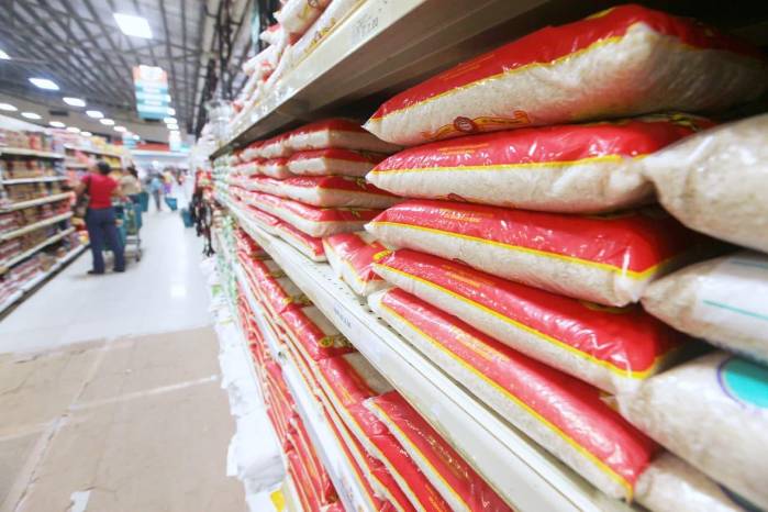Arroz en las estanterías en los supermercados del país.