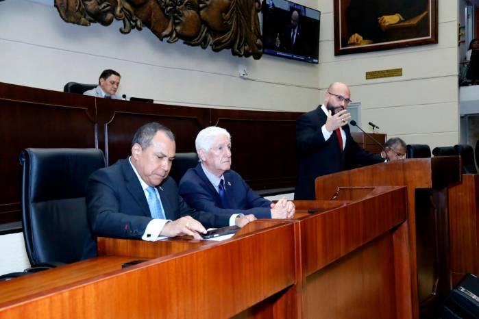 Magistrados del Tribunal Electoral en el pleno de la Asamblea Nacional.