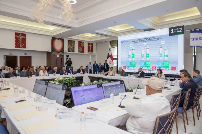 Miembros de la Comisión Nacional de Reformas Electorales durante una de las sesiones en el Tribunal Electoral, donde se debatieron cambios al sistema electoral.