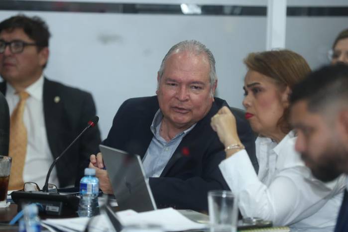 José Luis Andrade, ministro del MOP, fue cuestionado por las contrataciones durante la sustentación de presupuesto ante Asamblea Nacional.