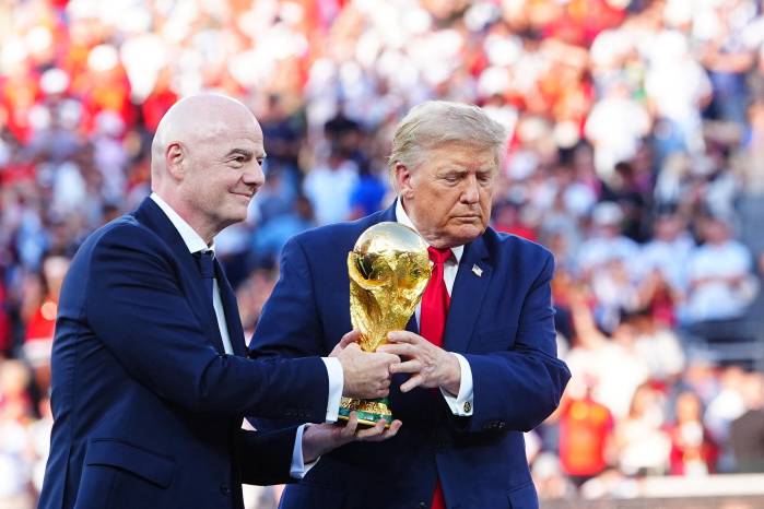 El presidente de la FIFA, Gianni Infantino, junto al presidente de Estados Unidos, Donald J. Trump, presentan el trofeo de la Copa Mundial de la FIFA tras la final del Mundial 2026 entre España y Argentina.