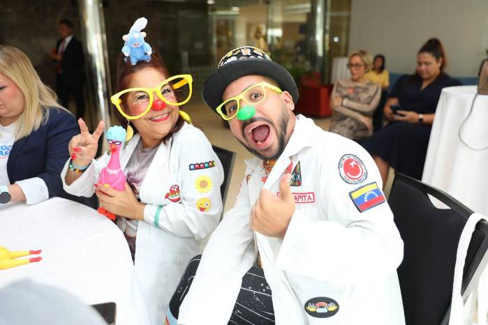 La conciencia del voluntariado aumento en la población. Aquí, Kyria Jaén y Orlando Bolívar (Doctor Yaso Panamá – Payasos Humanitarios).