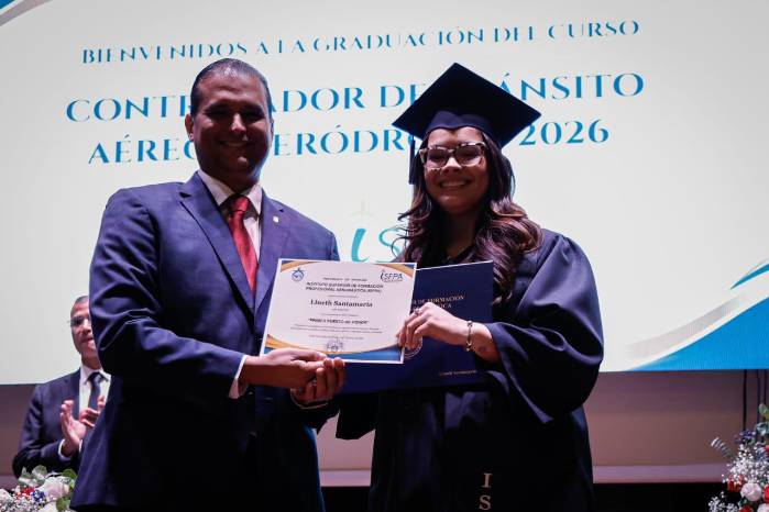 Rafael Bárcenas Chiari, director de la AAC entrega diploma a Lineth Santamaría, quien ocupó el primer puesto de la clase número 052 de controladores aéreos.