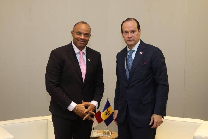 Wilfred Nicholas Morris, ministro de la Oficina del Primer Ministro de Trinidad y Tobago junto al l ministro de Relaciones Exteriores, Javier Martínez-Acha Vásquez-Cedida