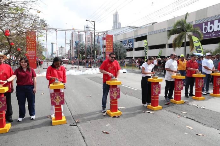 El desfile inició con la apertura de varias autoridades y representantes de la comunidad china.