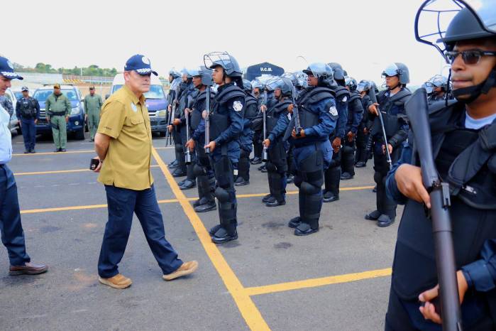 El ministro de Seguridad Pública, Frank Alexis Abrego, durante una visita a sedes policiales.