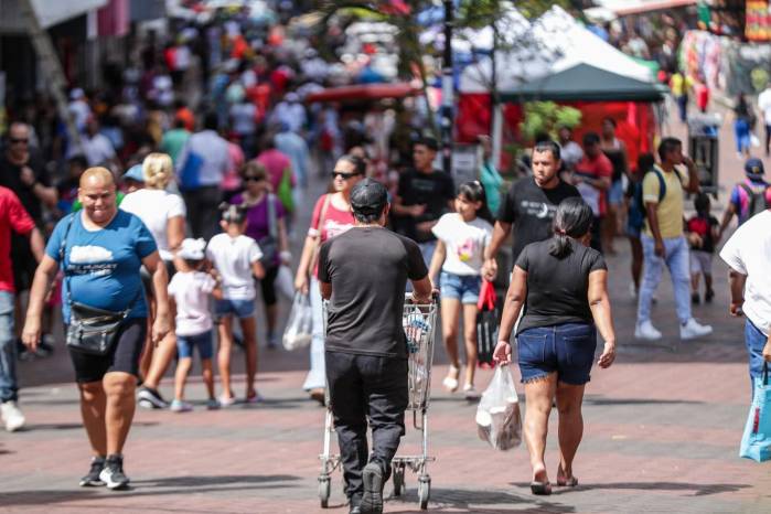 La confianza empresarial en Panamá muestra resiliencia pese a un panorama económico aún incierto. En la imagen se observa a personas caminando en una avenida de la ciudad de Panamá.