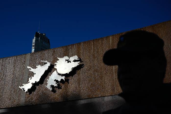 Los ambiciosos planes de las petroleras y el gobierno isleño no están exentos de riesgos geopolíticos asociados con el reclamo de soberanía de Argentina.