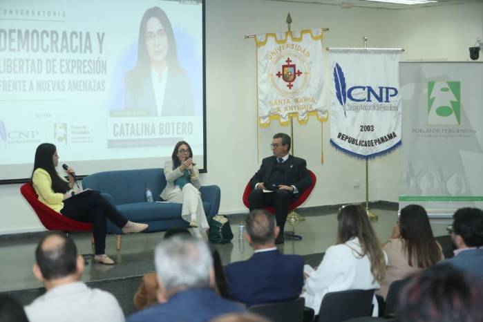 Catalina Botero durante su intervención en el conversatorio “Democracia y libertad de expresión frente a nuevas amenazas”.