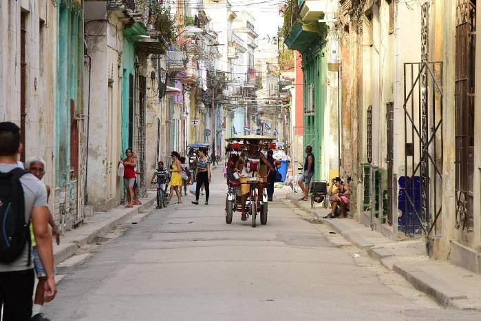 La precariedad en los servicios básicos y la falta de libertades civiles empujan al pueblo cubano a un aislamiento histórico.