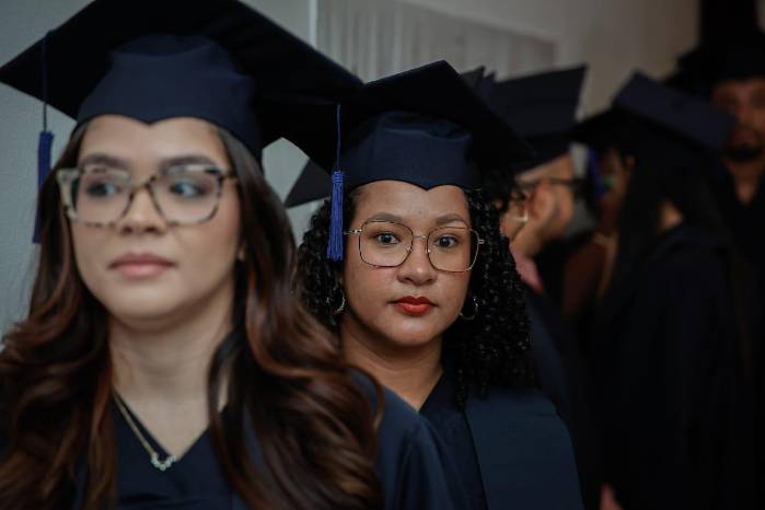 La graduación de la clase número 052 refleja un aumento en la participación de mujeres en la aviación.