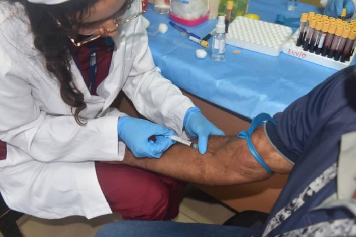 La toma de sangre sigue siendo clave para el diagnóstico oportuno del VIH.