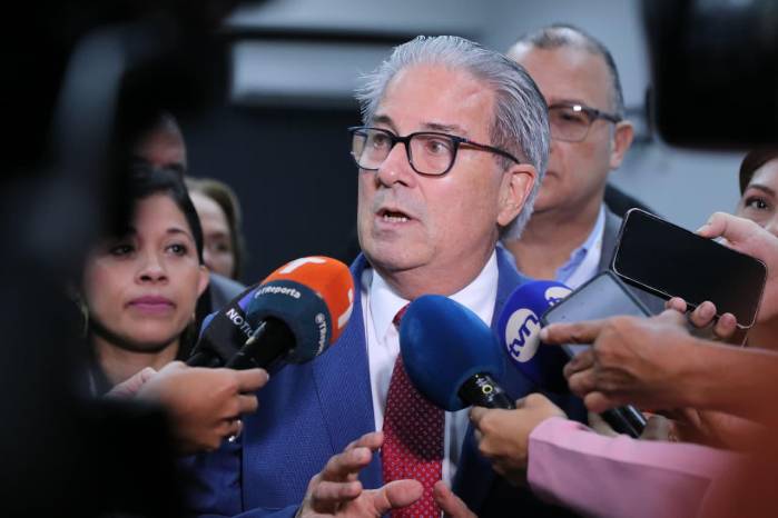 Fernando Boyd Galindo, ministro de salud.