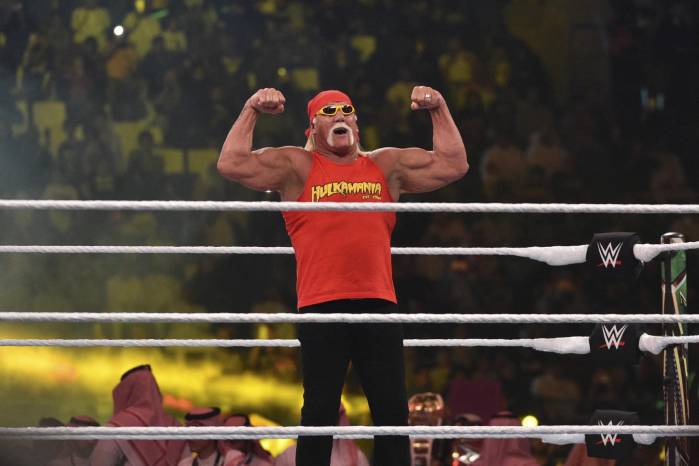 La leyenda de la lucha libre Hulk Hogan saluda a la multitud durante el PPV Crown Jewel de World Wrestling Entertainment (WWE) en el Estadio de la Universidad Rey Saud en Riad el 2 de noviembre de 2018.