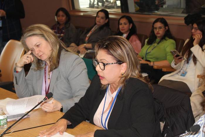 Mirthia Borissoff, secretaria general del Ministerio de la Mujer y jefa de la delegación panameña en la CSW70 (der.).
