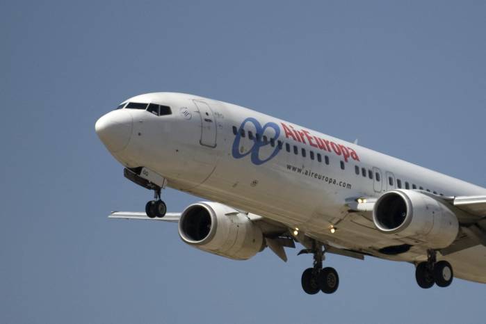 Un avión de Air Europa despega del aeropuerto de Málaga el 22 de septiembre de 2011. La aerolínea Air Europa anunció la suspensión de sus vuelos entre Madrid y Caracas el 24 de noviembre de 2025, uniéndose a Iberia en la cancelación de sus operaciones con Venezuela tras una advertencia de seguridad de la Autoridad de Aviación Civil de Estados Unidos.
