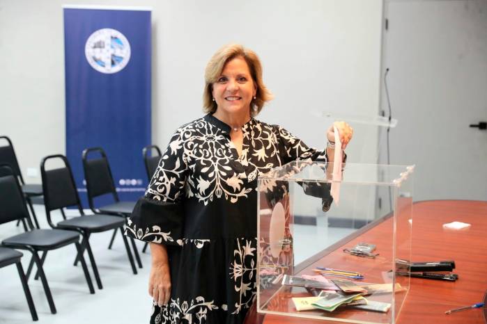 Irene Orillac de Simone, presidenta electa de la Cámara Panameña de la Construcción (CAPAC) para 2026, ejerce su derecho al voto durante la Asamblea General Ordinaria de Elecciones del gremio.
