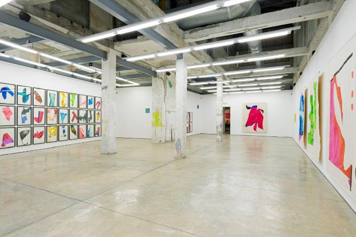 Frente a los dibujos, cuatro obras textiles de gran formato dialogan.