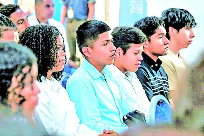 El programa Padrino Empresario brinda capacitación y una primera experiencia laboral a adolescentes de 15 a 17 años en situación de vulnerabilidad social.