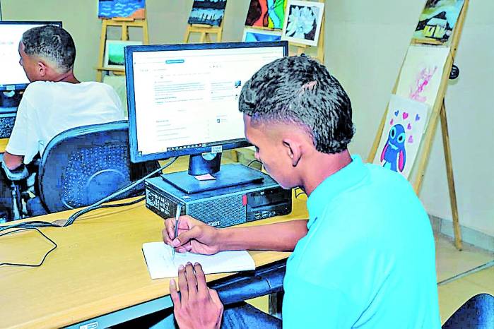 A través del programa de Jóvenes y Adultos del Meduca, los estudiantes que asisten al Cefodea pueden culminar la premedia en horario y complementar su formación con 500 horas de práctica profesiona