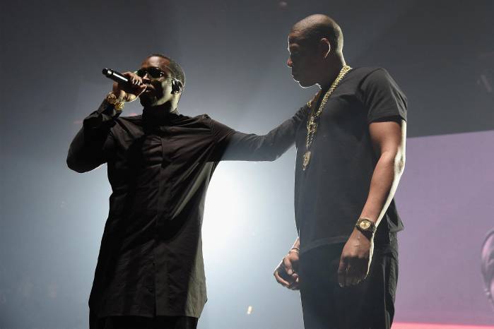 Jay Z (L) y Sean “Diddy” Combs, también conocido como Puff Daddy, actúan en el escenario durante la gira Puff Daddy and The Family Bad Boy Reunion presentada por Ciroc Vodka y Live Nation en el Barclays Center el 20 de mayo de 2016. en la ciudad de Nueva York.