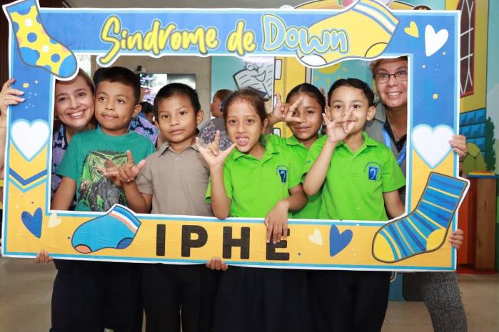 Jóvenes con estudiantes del IPHE.