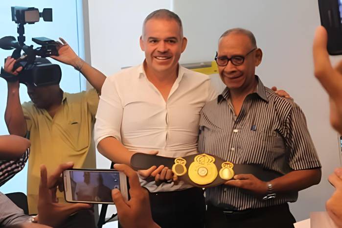 El presidente de la AMB, Gilberto Mendoza hijo, le entregó a Ponchas Mendoza un cinturón conmemorativo por su trayectoria.