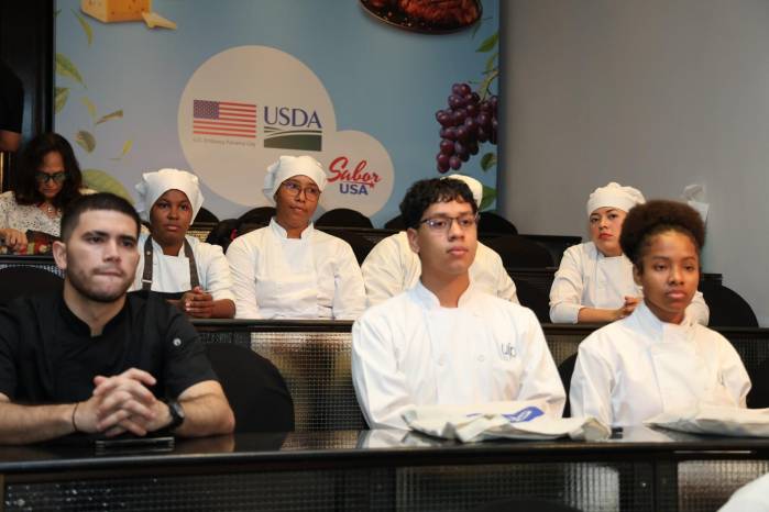 Estudiantes de gastronomía de diversas instituciones participaron en la clase.