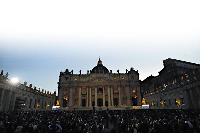 Una vista general muestra a la multitud frente a la basílica de San Pedro por la noche, durante el cónclave para elegir a un nuevo papa, el 7 de mayo de 2025.