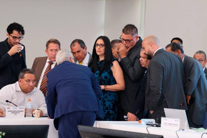 La sesión estuvo marcada por recesos, retiros y el rechazo de propuestas.