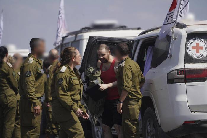 El rehén Eitan Horn (2d) en Jerusalén, tras su liberación este lunes. El Ejército de Israel confirmó que los últimos 13 rehenes que quedaban con vida en Gaza están ya en manos de la Cruz Roja, que los conducirá a Israel, informa un comunicado castrense.