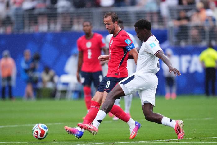 Harry Kane (izq.) y José Córdoba disputando un balón durante el Mundial 2026.