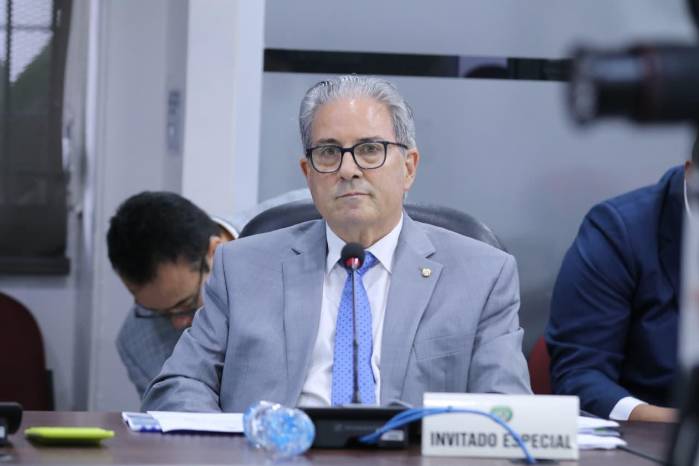 El ministro Fernando Boyd Galindo durante la vista presupuestaria del Ministerio de Salud en la Asamblea Nacional, la cual se extendió por 12 horas.