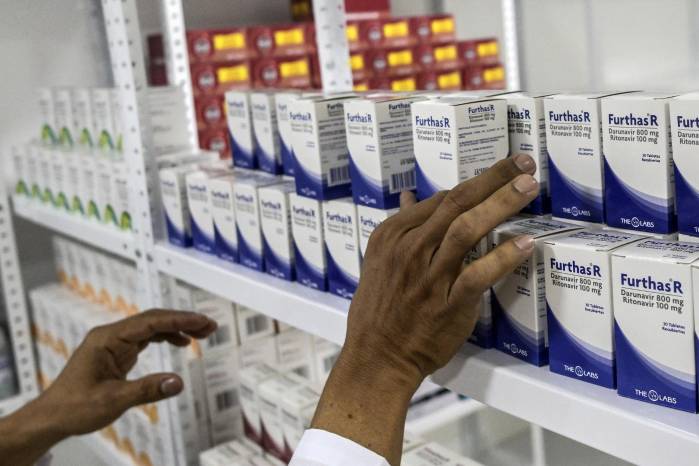 Un hombre coloca medicamentos en una clínica recién inaugurada para pacientes con VIH/SIDA en Cali, Colombia.