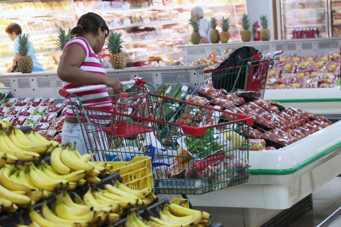 Una mujer realiza compra en un supermercado de la localidad.