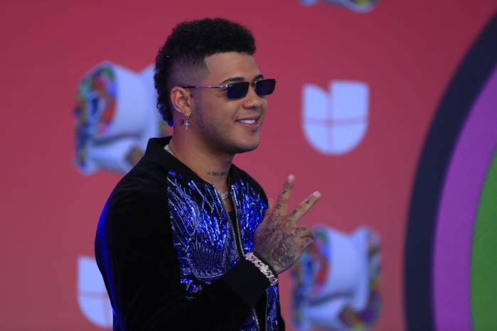 Momentos de la alfombra azul de los Premios Juventud 2025.