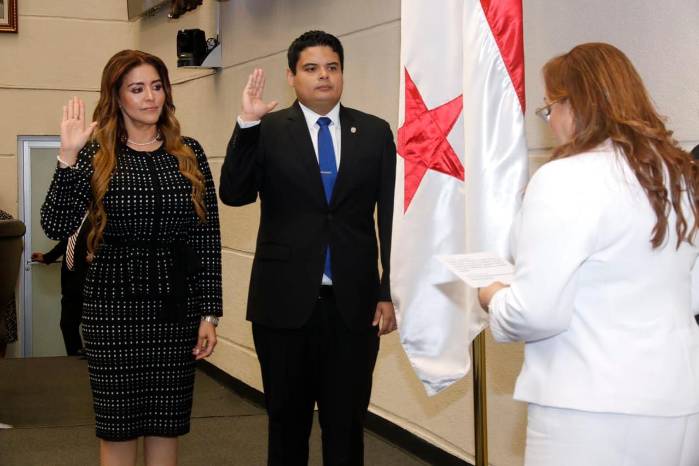 Carlos Alvarado, secretario general de la Asamblea Nacional y subsecretaria general, Fátima Agrazal.