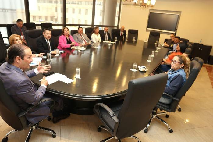 Familiares de panameños detenidos en Cuba se reúnen con Cancillería para conocer avances de las gestiones diplomáticas tras visita oficial a La Habana.