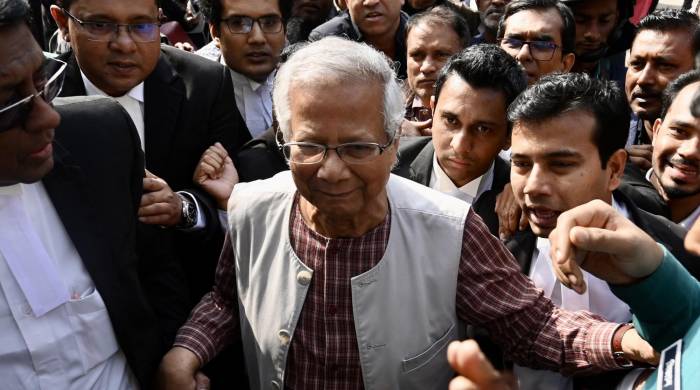 El Nobel de la Paz, Muhammad Yunus, camino a la corte en Dhaka, Bangladesh.