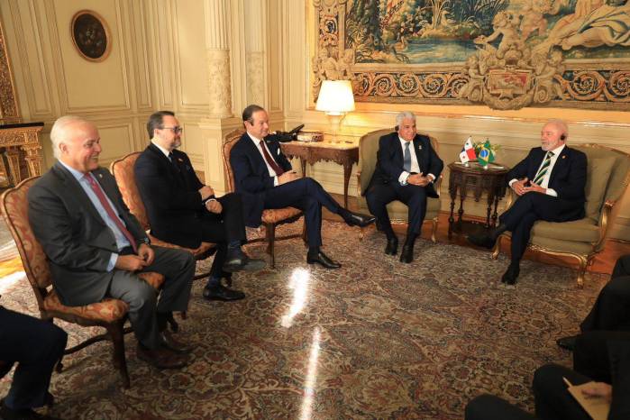 El presidente panameño José Raúl Mulino junto al presidente brasileño Lula Da Silva en la Cumbre de Mercosur